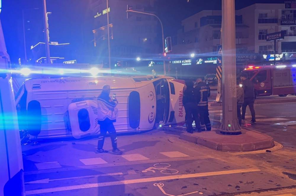 Hasta taşıyan ambulans ile cip &ccedil;arpıştı; 5 yaralı