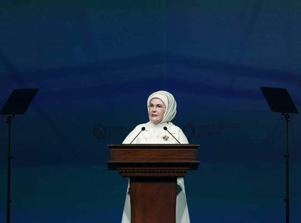 Emine Erdoğan: İklim değişikliği ile m&uuml;cadelenin bir&ccedil;ok yolu olsa da sıfır atık, t&uuml;m bu yolları birleştiren bir k&ouml;pr&uuml;d&uuml;r / Ek g&ouml;r&uuml;nt&uuml; 