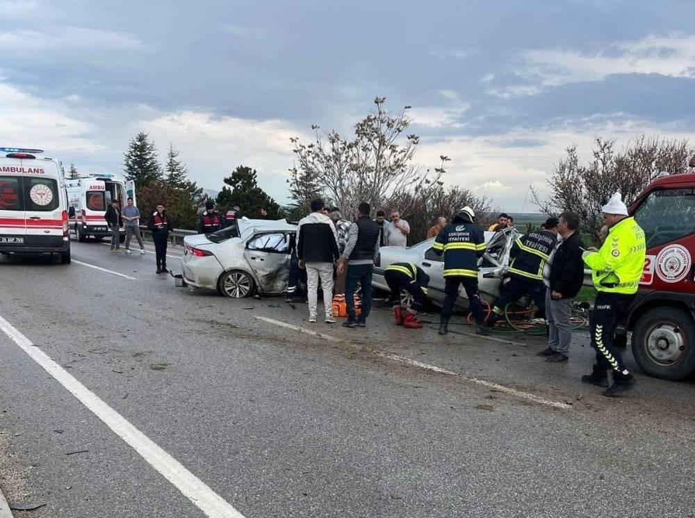Eskişehir&rsquo;de otomobil karşı şeride ge&ccedil;ip başka otomobile &ccedil;arptı; 4 &ouml;l&uuml;, 2 yaralı