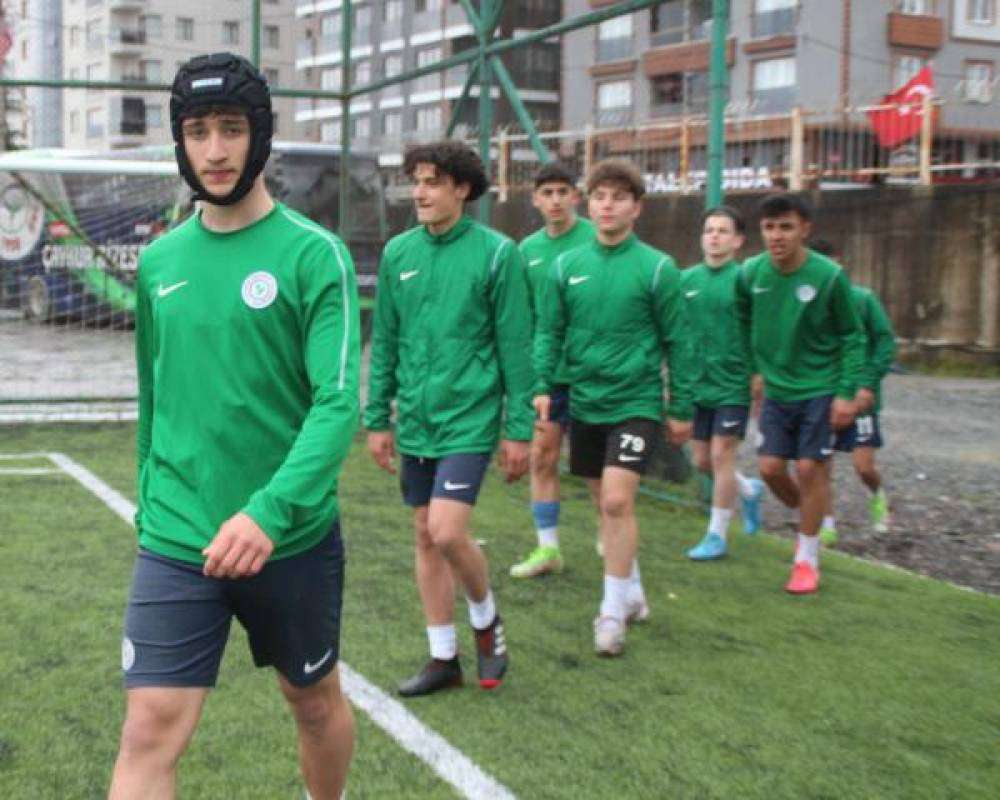 Beyin kanaması geçiren futbolcu, 5 ay sonra 'kaskla' döndü