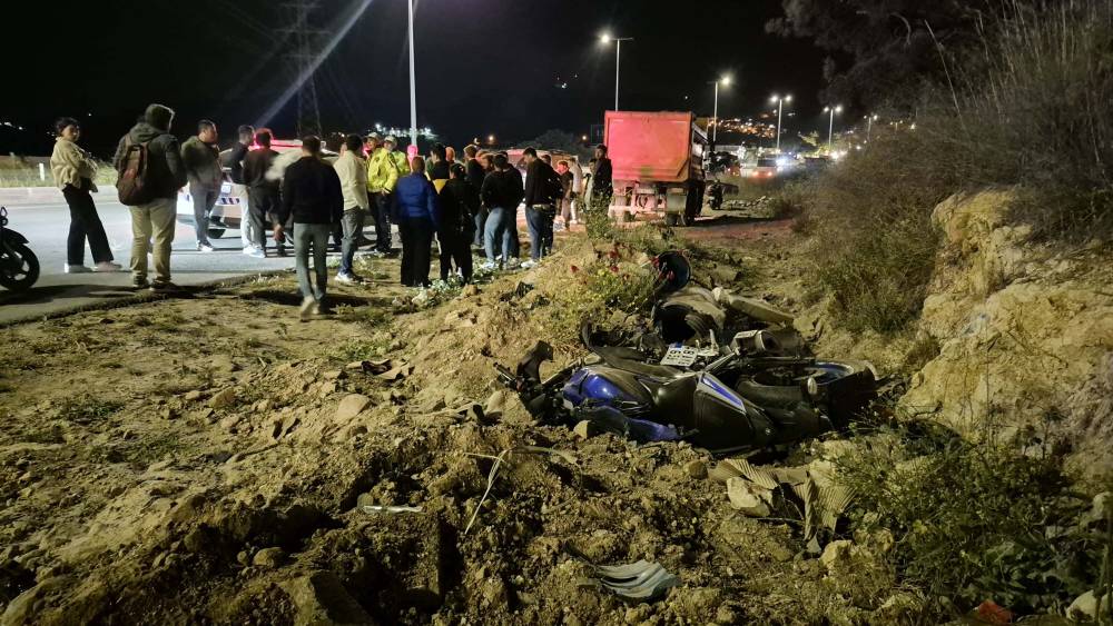 Hafif ticari ara&ccedil;la &ccedil;arpışan motosikletin s&uuml;r&uuml;c&uuml;s&uuml; &ouml;ld&uuml;