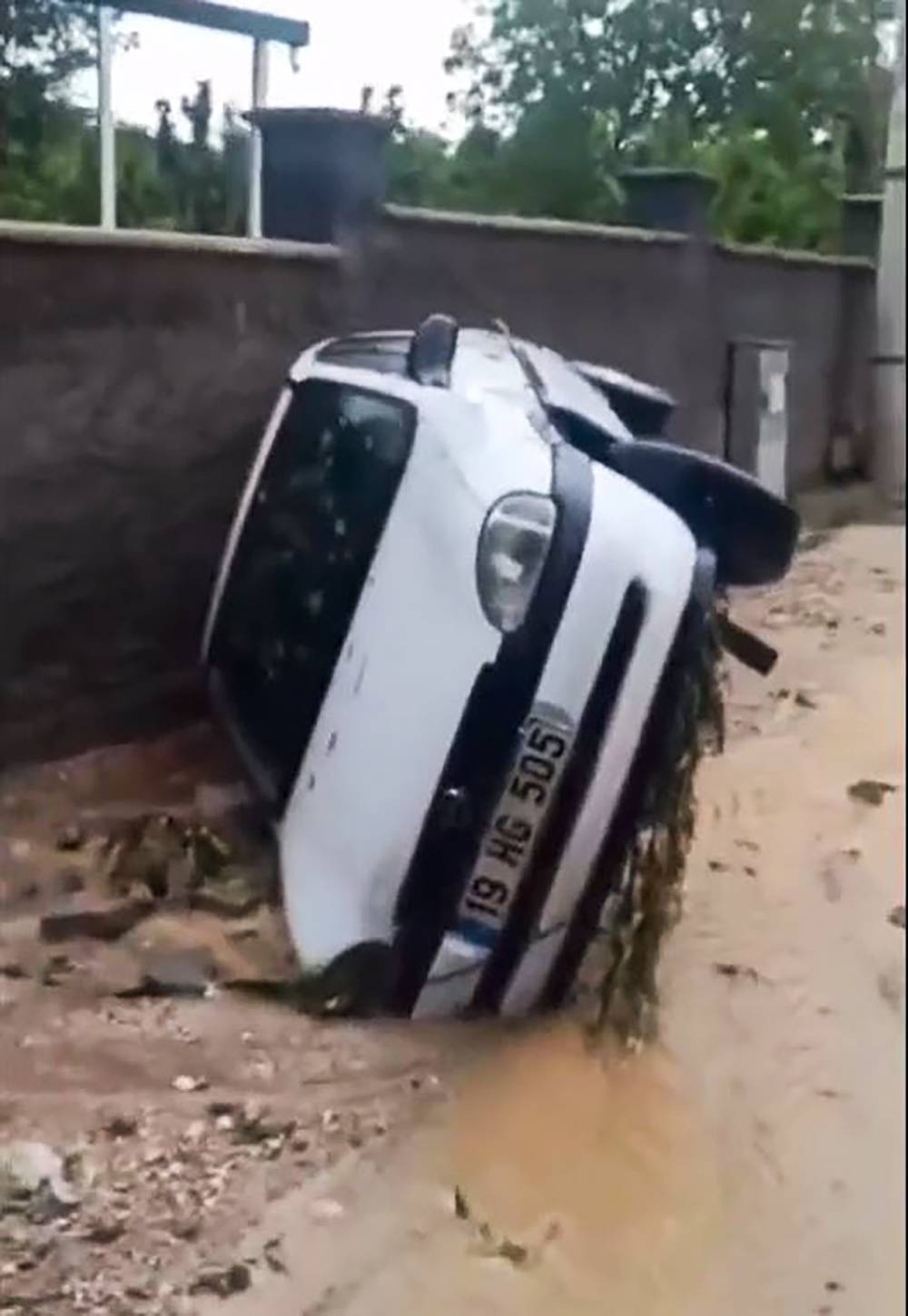 Niğde&rsquo;de sağanak; 3 ara&ccedil; sele kapıldı