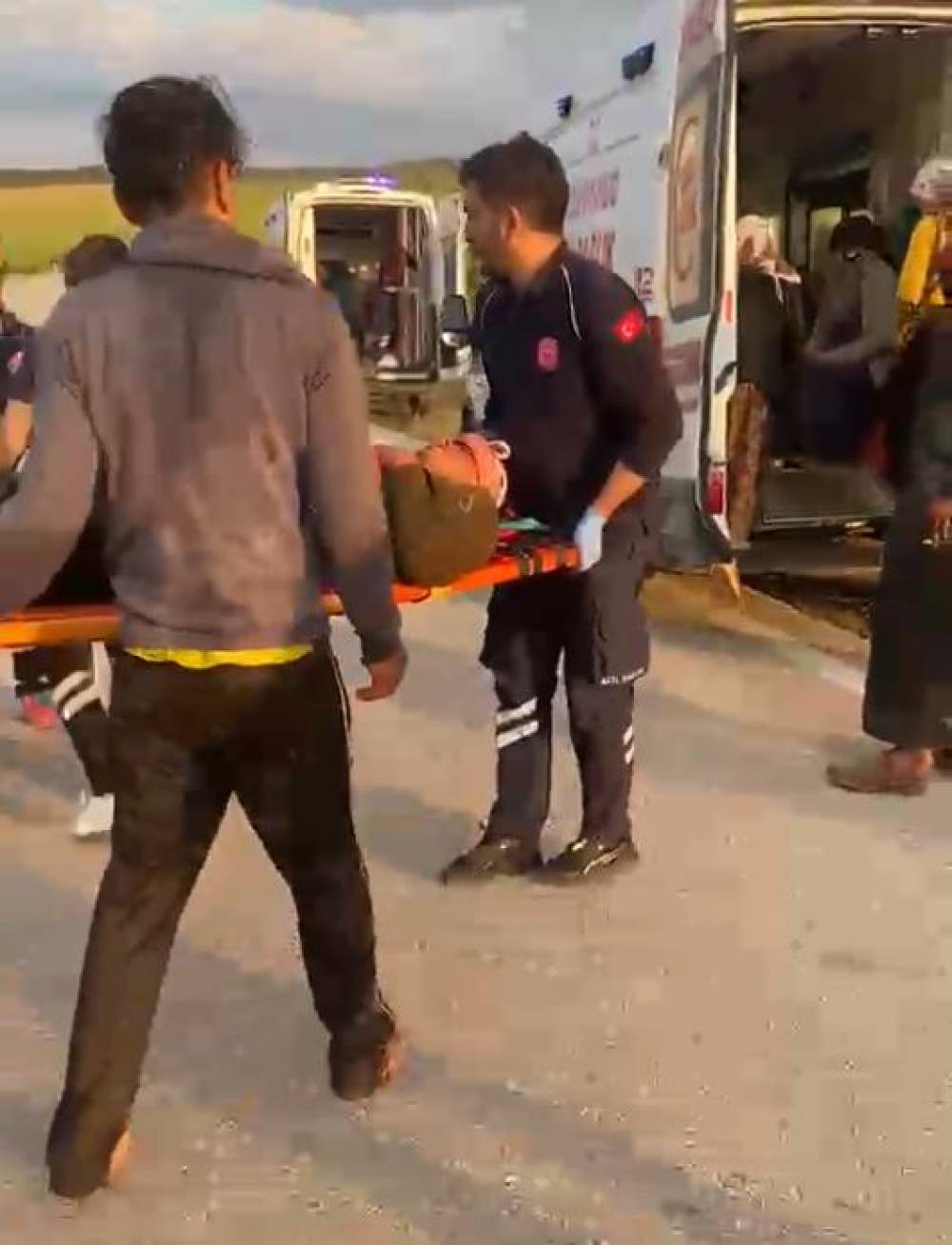Tarım iş&ccedil;ilerini taşıyan minib&uuml;s şarampole devrildi: 1'i ağır 4 yaralı