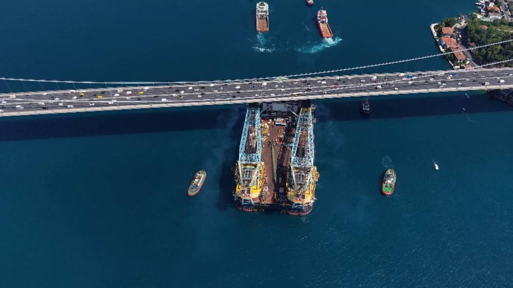 Dev vin&ccedil; gemisi Saipem 7000' İstanbul Boğazı'ndan ge&ccedil;ti 