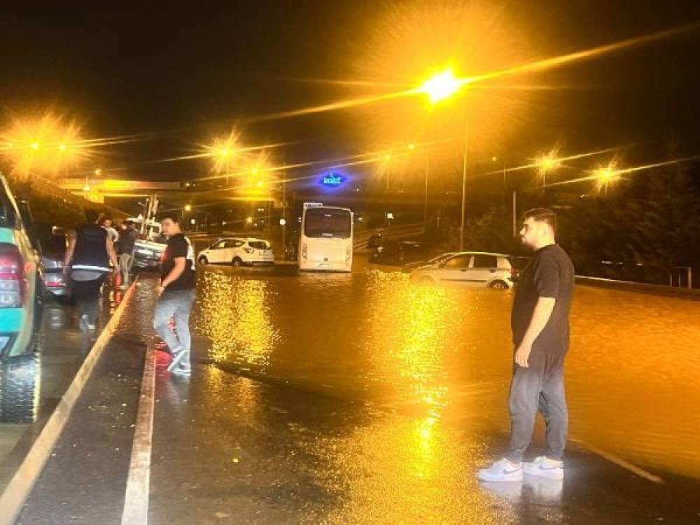  İstanbul&#039;u sel vurdu: 1 ölü