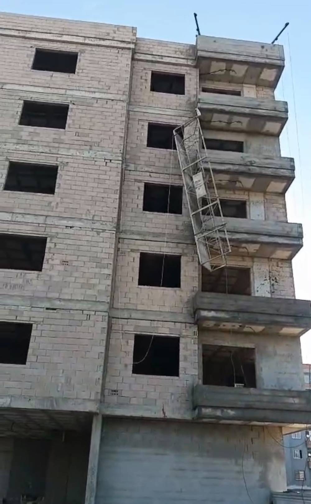 İnşaat iş&ccedil;isi 2 kardeş, iskeleden d&uuml;şt&uuml;; 1 &ouml;l&uuml;, 1 yaralı