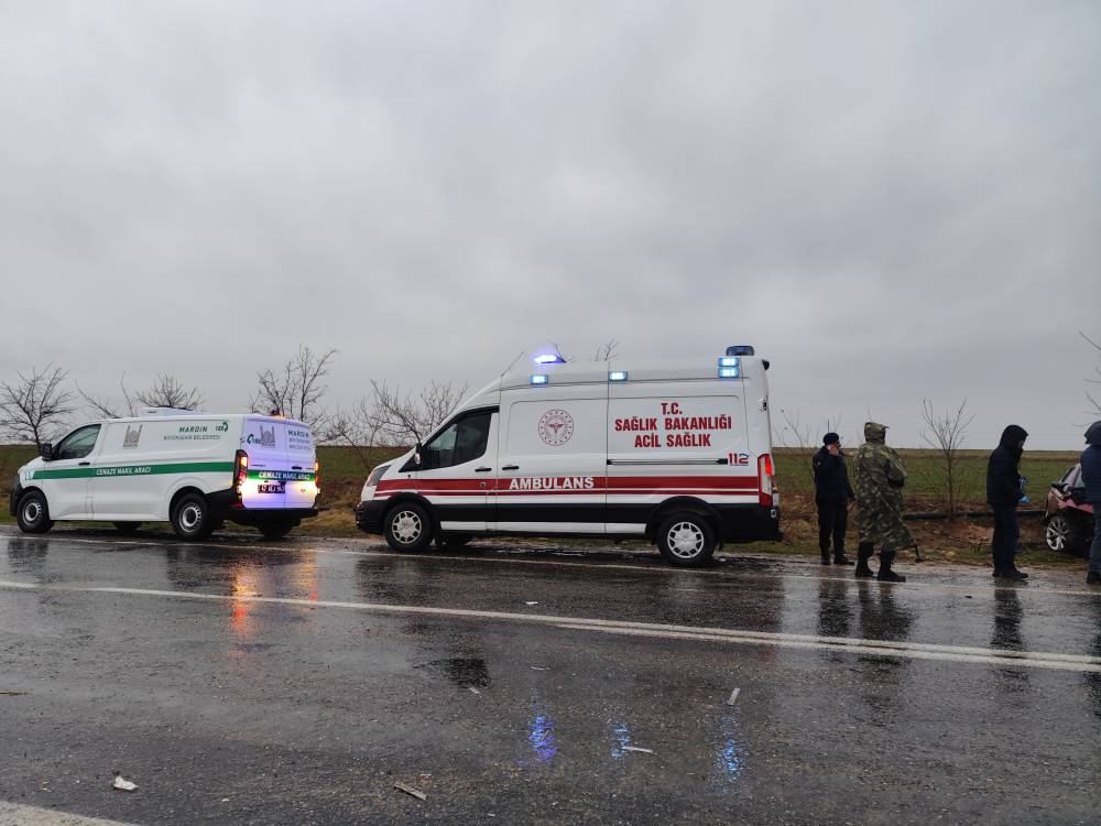 Mardin&rsquo;de otomobil ile TIR &ccedil;arpıştı: 2 &ouml;l&uuml;, 2'si ağır 3 yaralı (2)