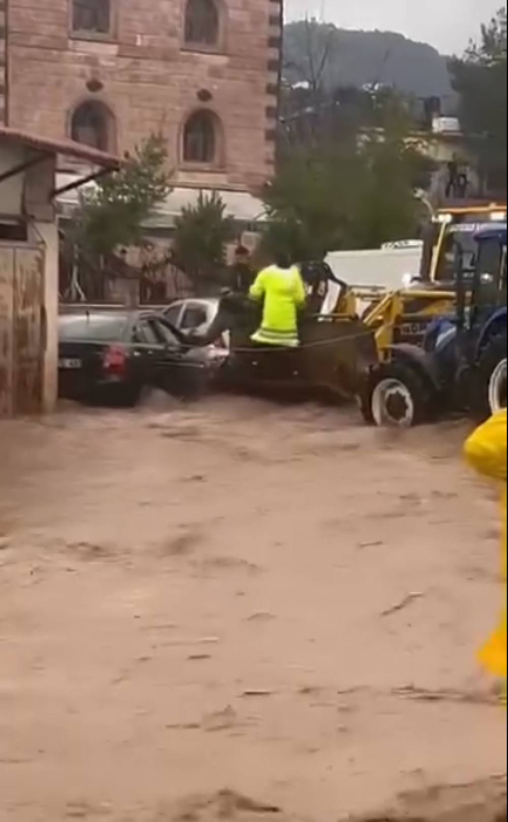 Hatay'da şiddetli sağanak sele neden oldu; ara&ccedil;larında mahsur kalanlar iş makineleriyle kurtarıldı 