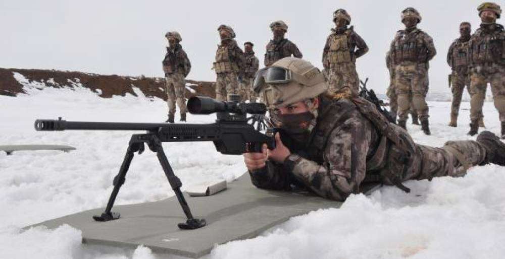 Kadın polisler attığını vuruyor