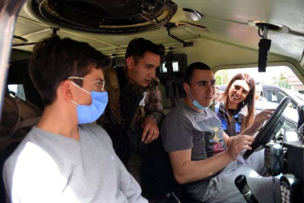 Engelli çocuklar zırhlı araçlarla şehir turu attı