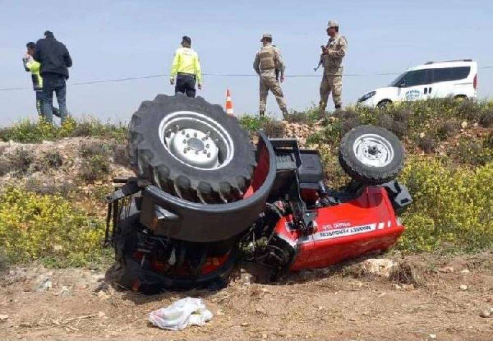 Traktör devrildi; sürücü öldü, oğlu yaralandı