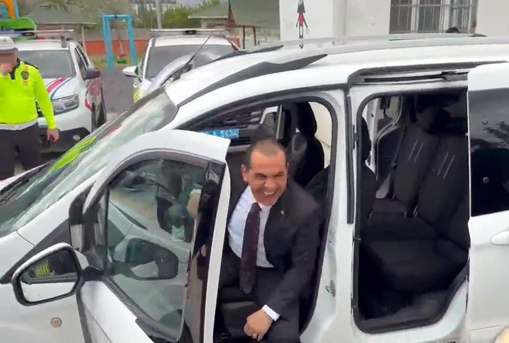 Iğdır Valisi, makam aracı yerine hafif ticari ara&ccedil; kullanıyor