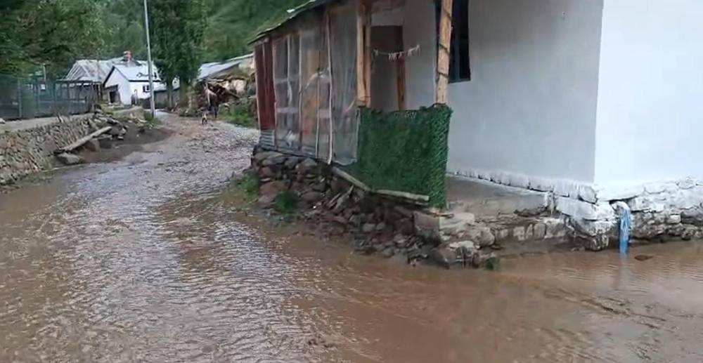 Oltu'da sağanak sele d&ouml;n&uuml;şt&uuml;