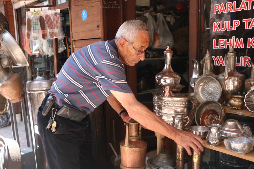 58 yıllık kalay ustası mesleğini yaşatmaya &ccedil;alışıyor