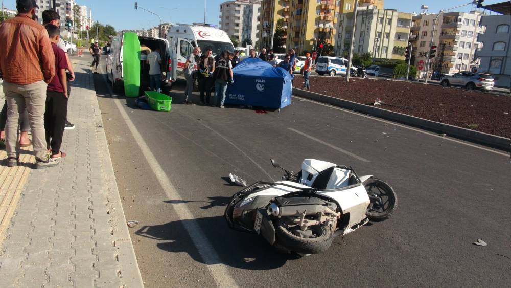 Otomobille &ccedil;arpışan motosikletin s&uuml;r&uuml;c&uuml;s&uuml; &ouml;ld&uuml; 