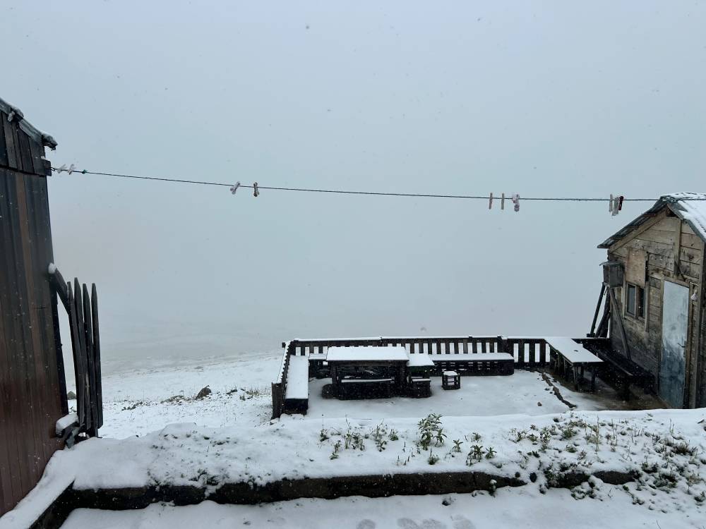 Rize'nin y&uuml;kseklerine kar yağdı