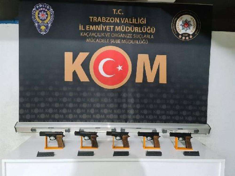 Aracın bagajına ve çay paketlerine zulalanmış 45 ruhsatsız tabanca ele geçirildi