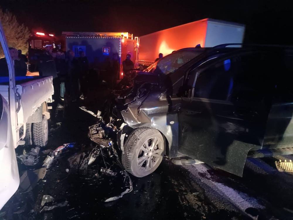 Hafif ticari araç ile kamyonet çarpıştı; 1 ölü, 5 yaralı