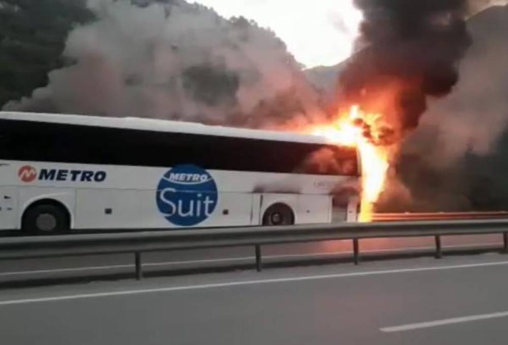 Seyir halindeki yolcu otobüsü alev alev yandı; o anlar kamerada 