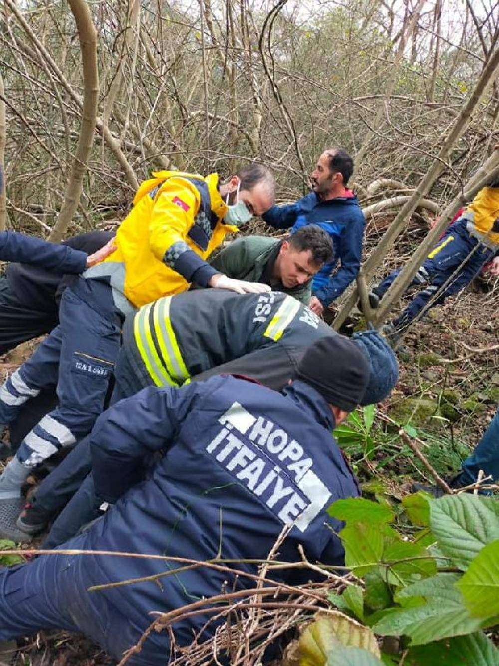 Kontrolden çıkan kamyonet 70 metrelik uçuruma yuvarlandı: 2 ölü