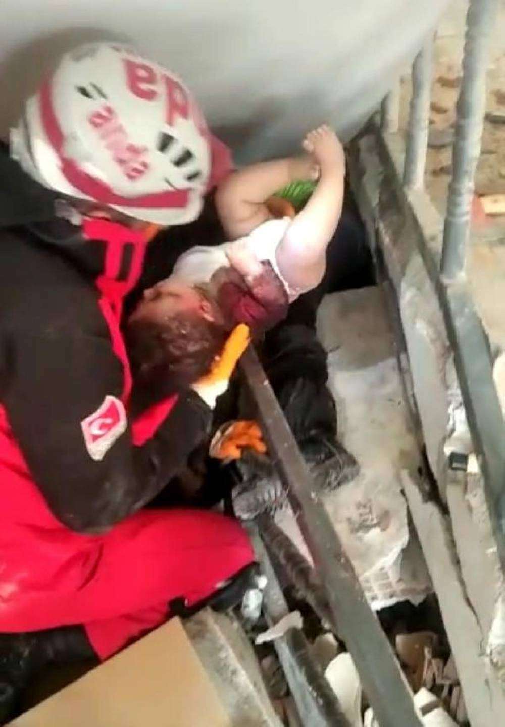 4 aylık Ayşe bebek, enkazdan 58 saat sonra kurtarıldı