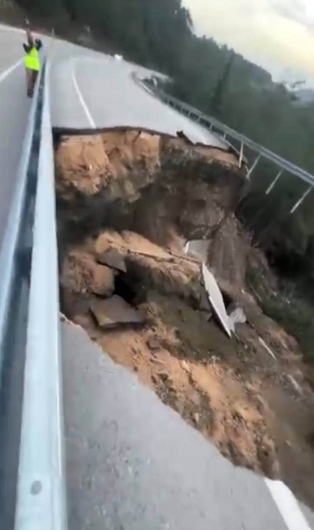 &Ccedil;&ouml;ken kara yolunda 10 metrelik &ccedil;ukur oluştu