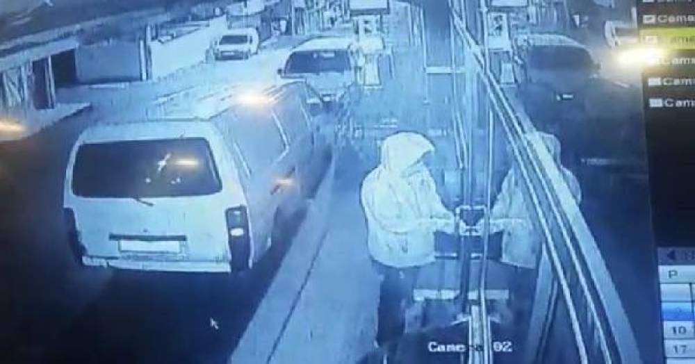 İftar vakti içinde yaklaşık 100 bin lira bulunan kasa hırsızlığı kamerada 