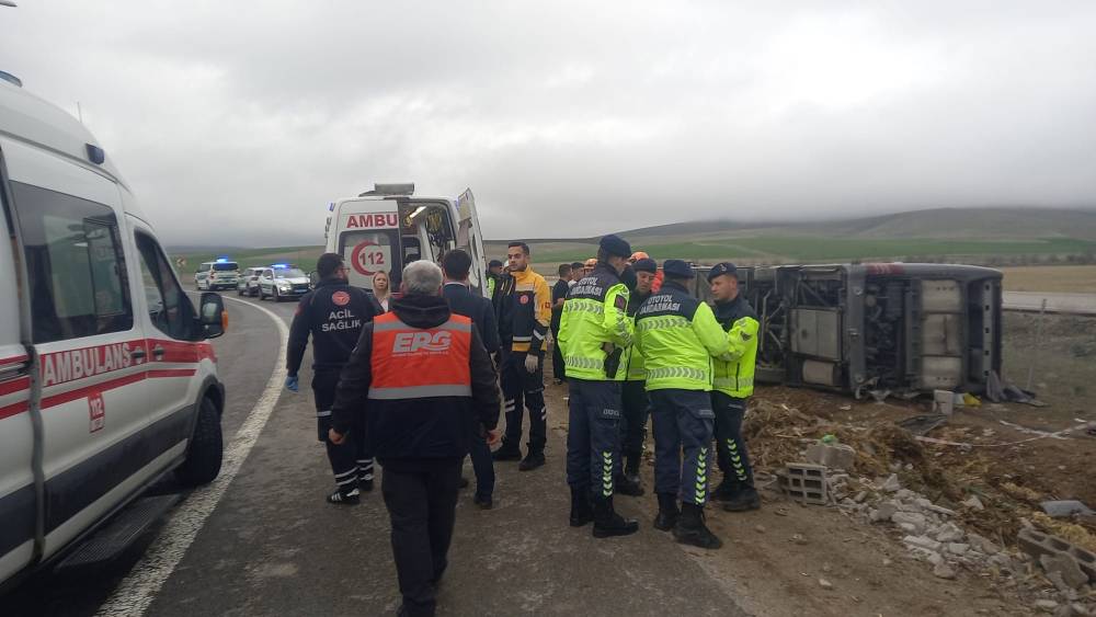 Aksaray'da tur otob&uuml;s&uuml; devrildi: 20 yaralı 