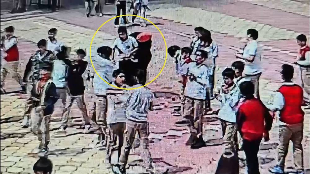 Heimlich manevrasıyla &ouml;ğrencisinin hayatını kurtardı