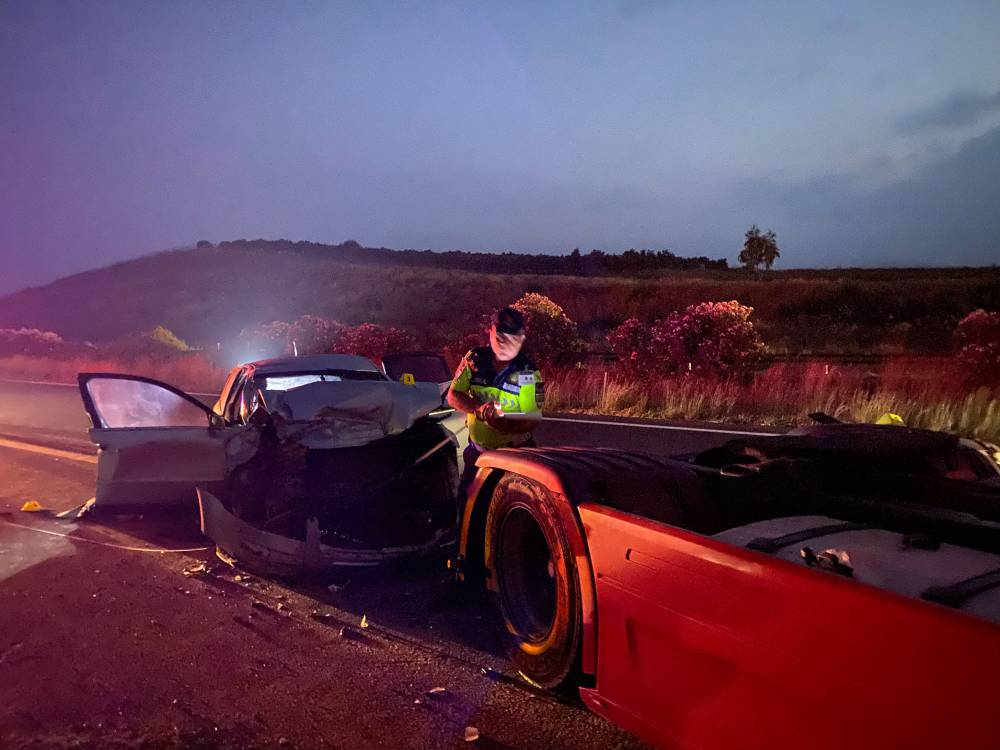 Otoyolda emniyet şeridinde duran TIR'a otomobil &ccedil;arptı: 2 &ouml;l&uuml;