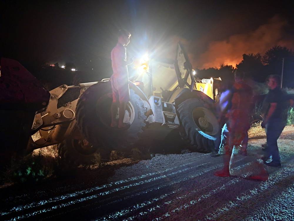 Antalya Serik'te orman yangını: Evler ve seralar yandı (2)