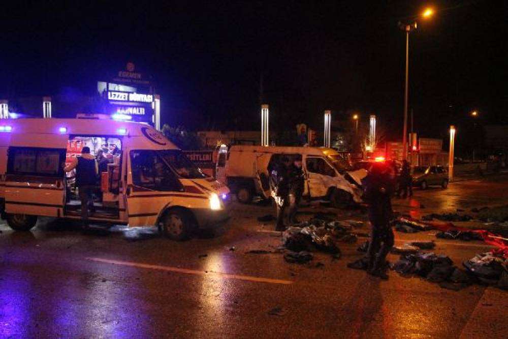 Otomobil ile minibüs çarpıştı: 6 yaralı