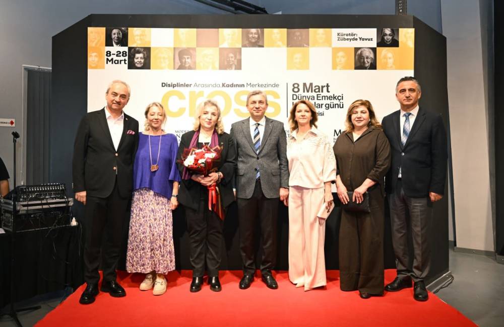 Kadın sanat&ccedil;ıların eserleri 'Cross' sergisinde