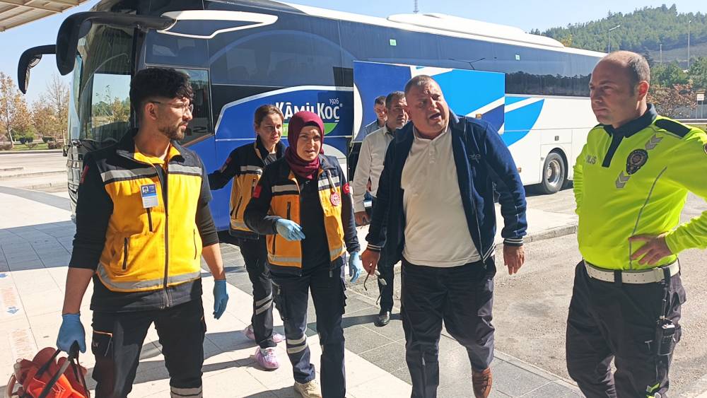 Rahatsızlanan otob&uuml;s şof&ouml;r&uuml; hastaneye g&ouml;t&uuml;r&uuml;ld&uuml;