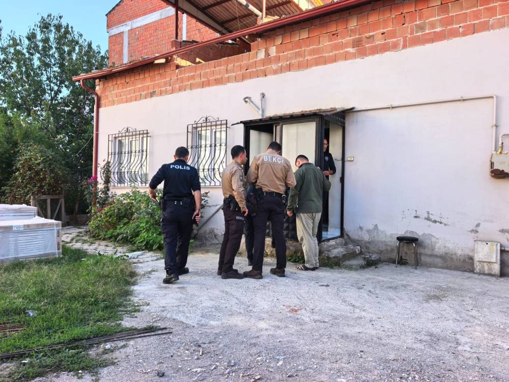 Evlerinin salonunda &ouml;l&uuml; halde bulundu