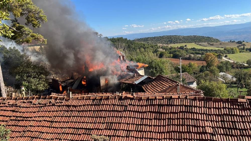 Kastamonu'da 2 katlı k&ouml;y evi yandı 