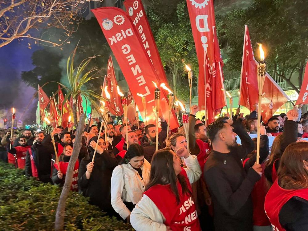 İzmir’de belediye işçileri eylemin ikinci gününde meşalelerle yürüdü
