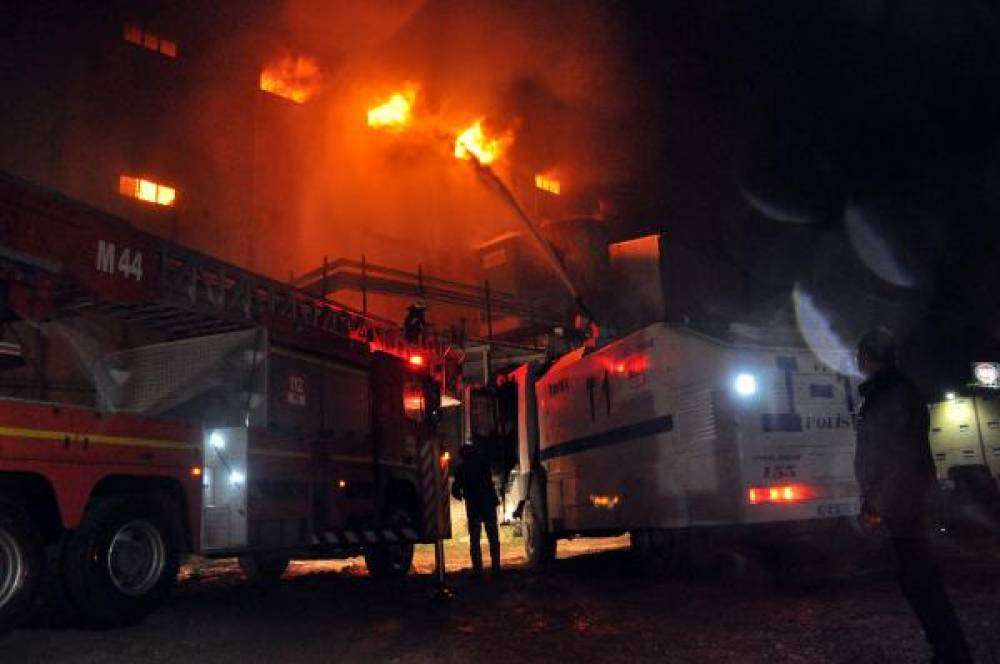 Bisküvi fabrikasındaki yangında itfaiye ekiplerine TOMA'larla destek verildi
