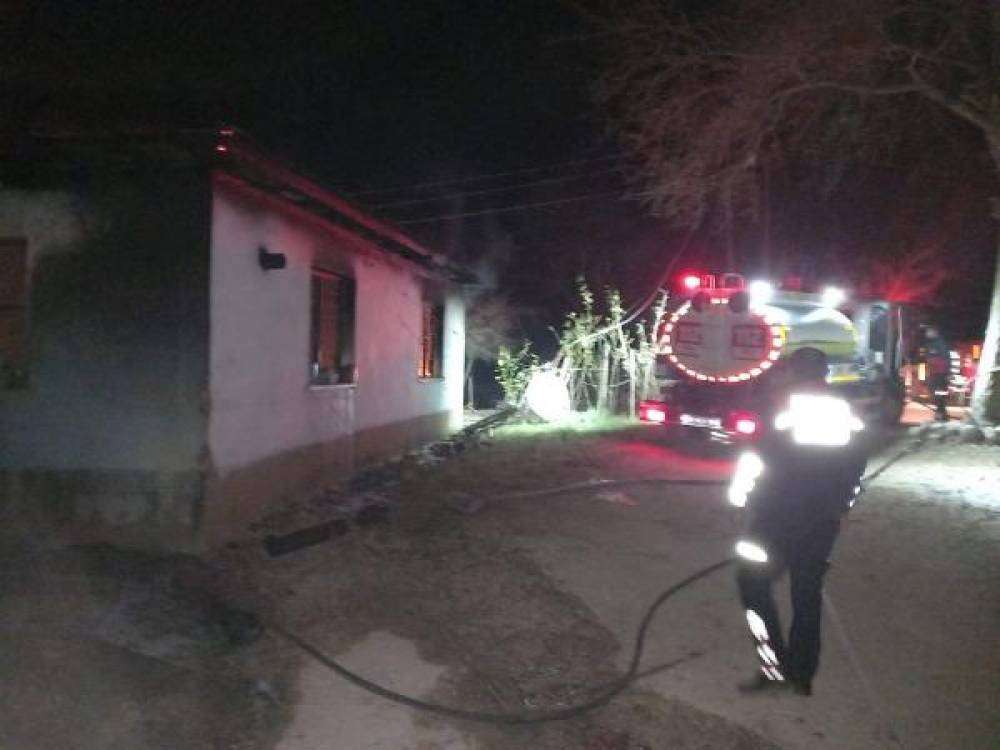 Yangında küle dönen evden kurtarılan para ve altınlar sahibini verildi