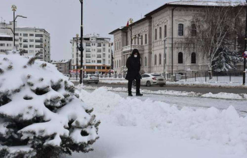 Sivas'ta kar yağışı; 731 yerleşim yeri yolu kapalı, okullar tatil 