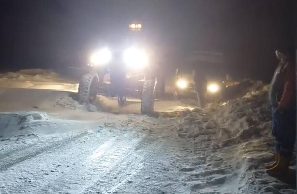 Tipi nedeniyle yolda mahsur kalan 30 kişi kurtarıldı; okullara 1 g&uuml;n ara verildi