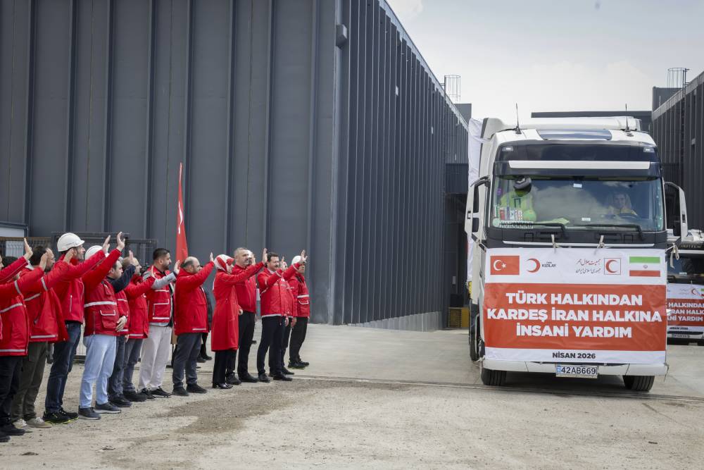 T&uuml;rk Kızılay'dan, İran'a 4 TIR insani yardım 