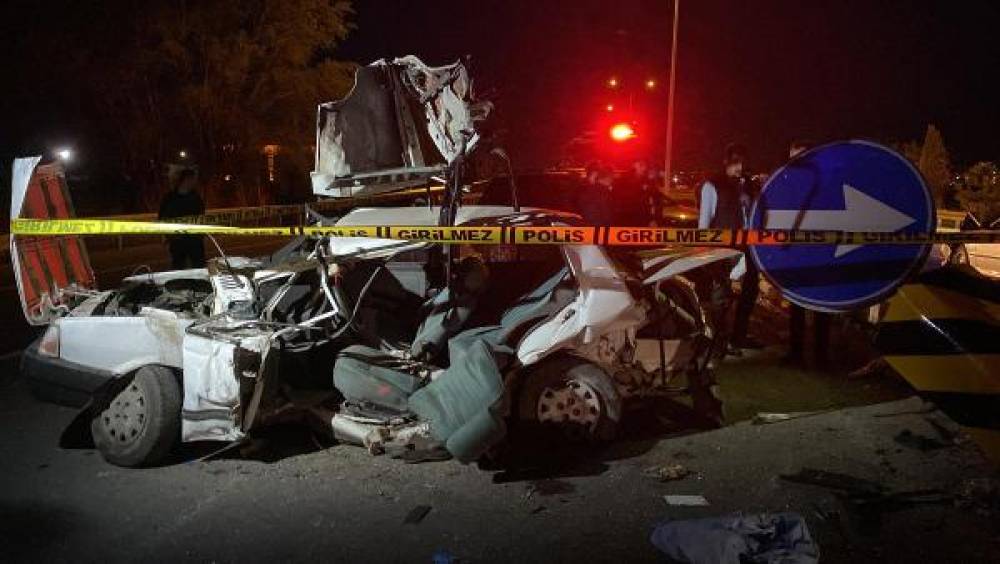 Kütahya’da iki otomobil kavşakta çarpıştı; 1 ölü, 3 yaralı