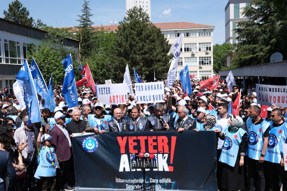 Türk Eğitim-Sen üyeleri, öğretmene şiddeti protesto etti