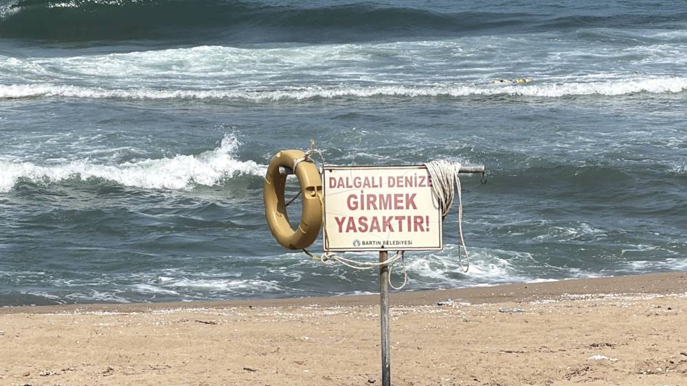 Yasağa rağmen girdikleri denizde boğulma tehlikesi ge&ccedil;iren 37 kişi kurtarıldı