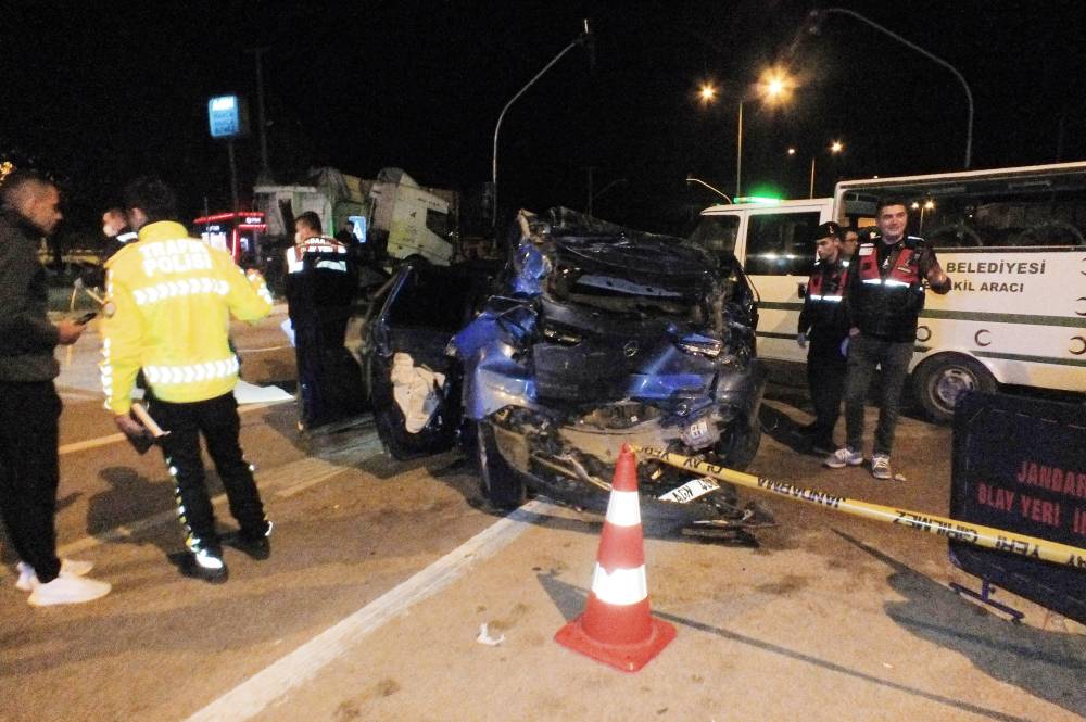 TIR, kırmızı ışıkta bekleyen otomobile çarptı: 1 ölü, 3 yaralı