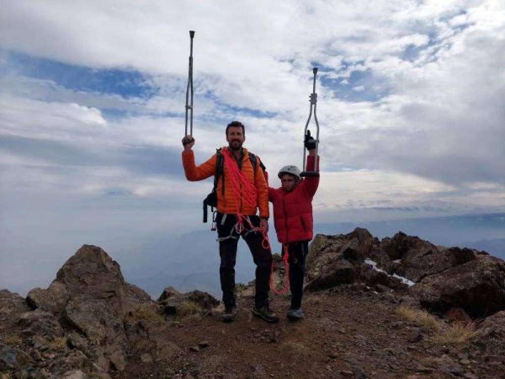 14 yaşındaki Muhammed, tek bacağıyla 2 bin 540 rakımlı Tekelti Dağı'na tırmandı