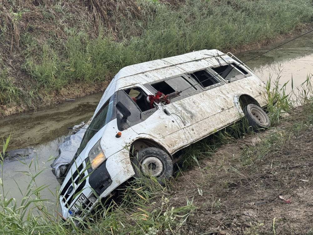 Tarım işçilerini taşıyan minibüs, sulama kanalına devrildi; 18 yaralı
