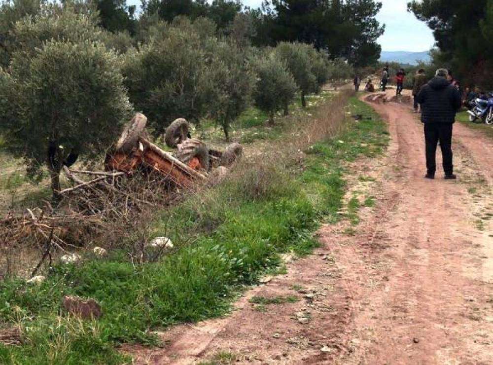 Manisa'da devrilen traktörün sürücüsü öldü