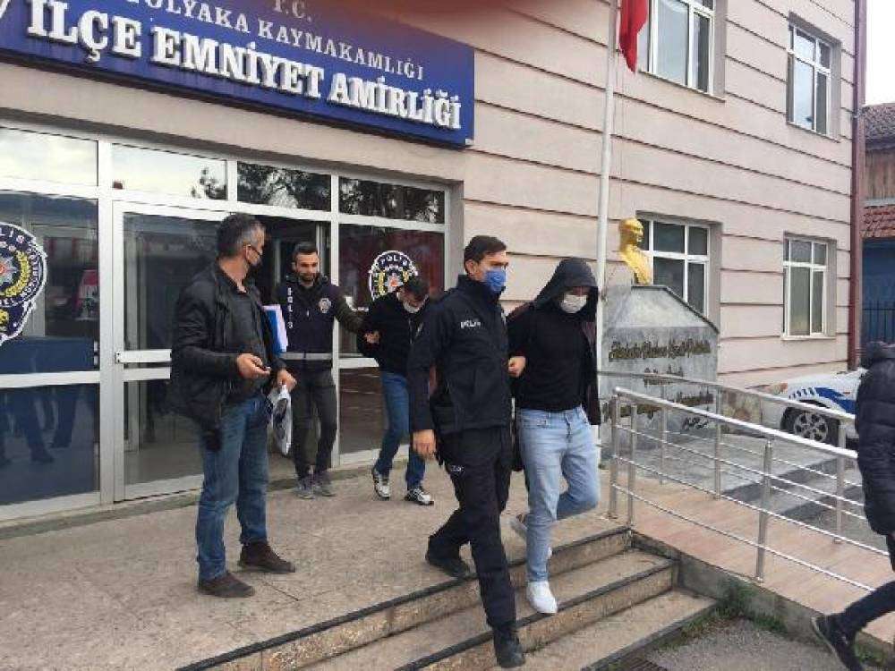 Sahte bilezikleri kuyumcu dükkanında takas edip, lüks otelde eğlendiler